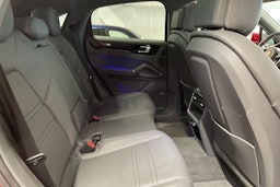 punainen Porsche Cayenne 2021 kuva 21.