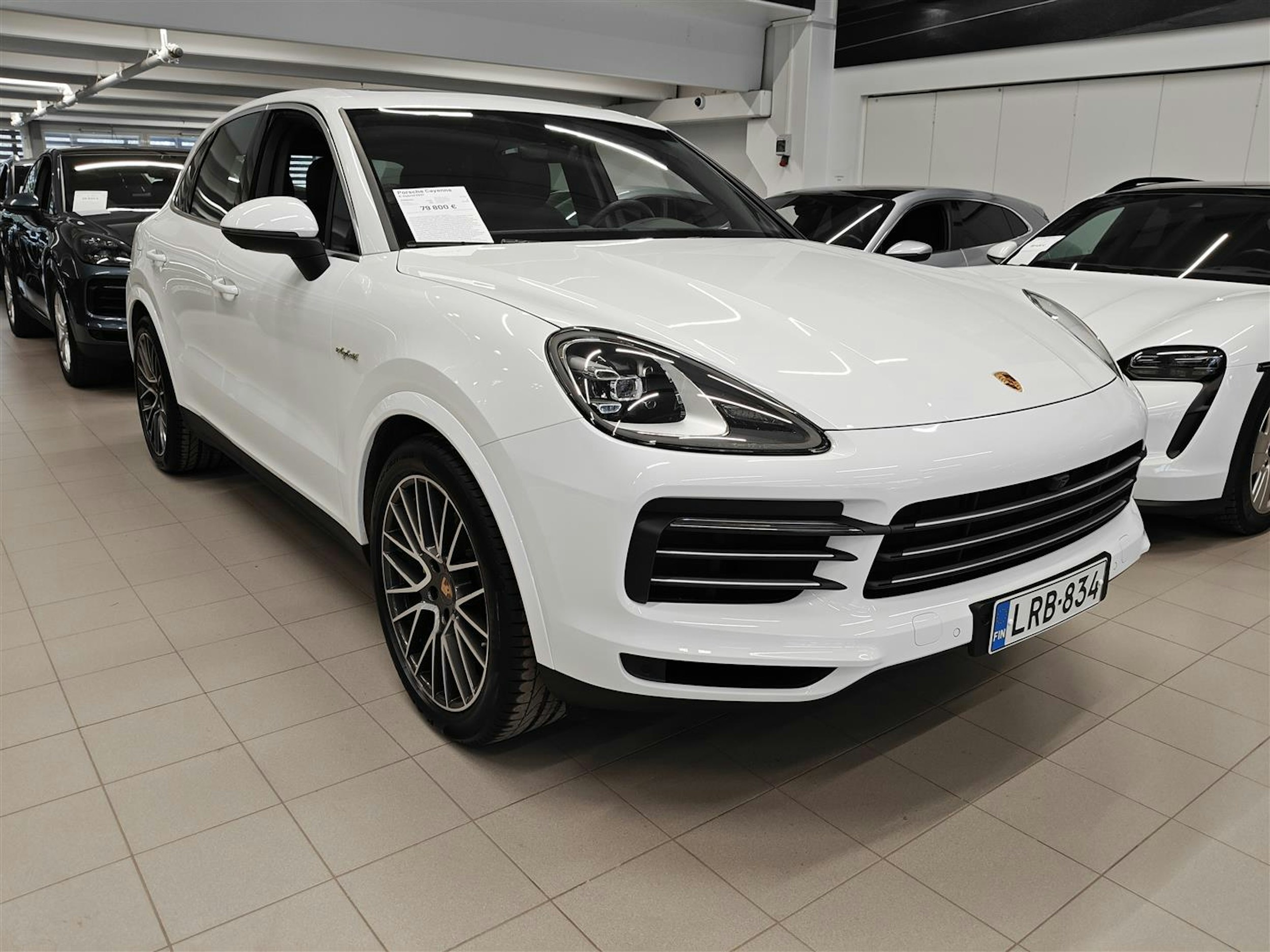 valkoinen Porsche Cayenne 2021 kuva 1.