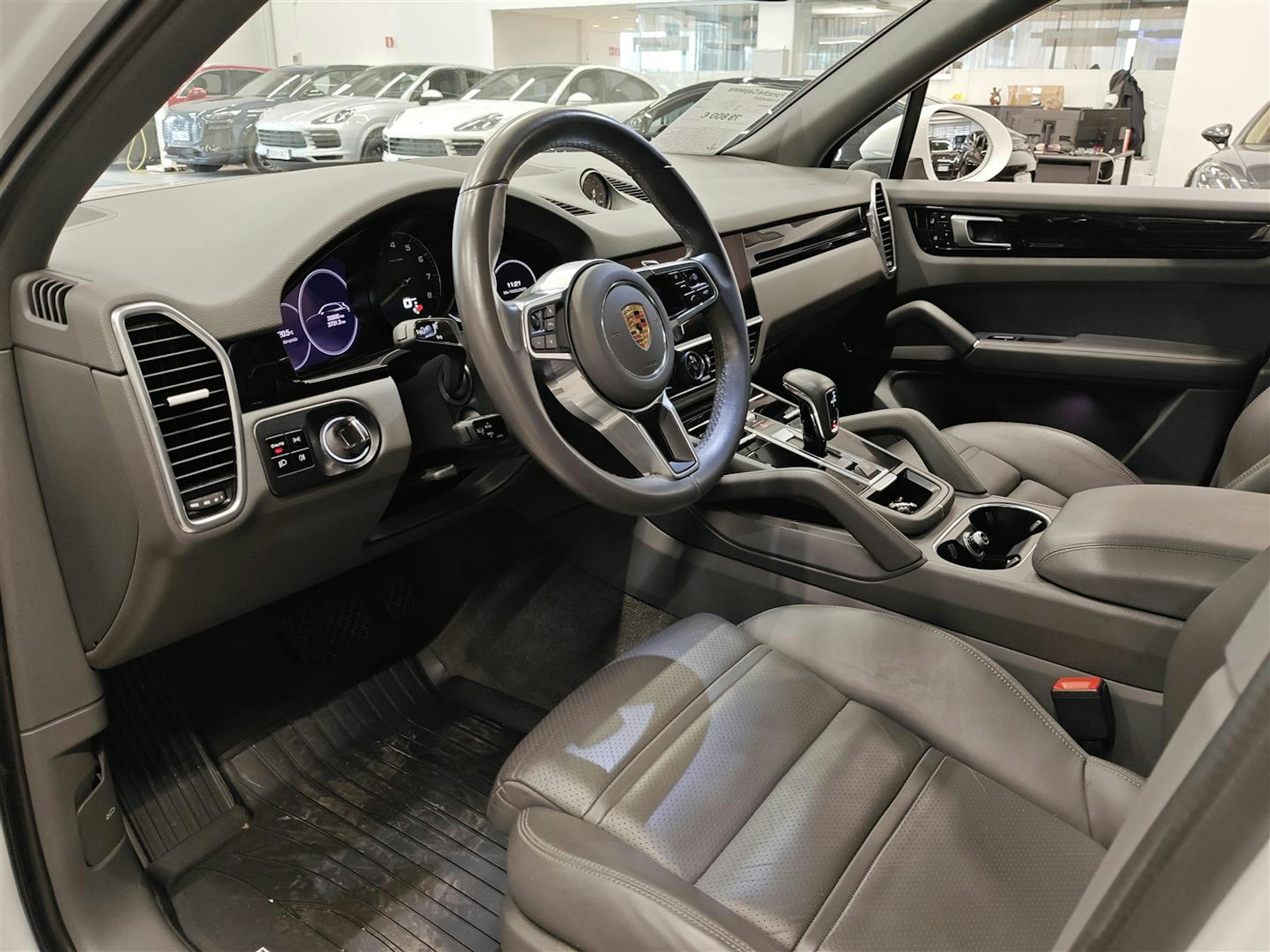 valkoinen Porsche Cayenne 2021 kuva 3.