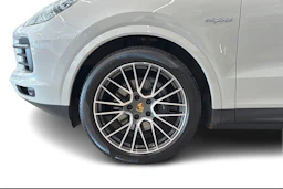 valkoinen Porsche Cayenne 2021 kuva 8.