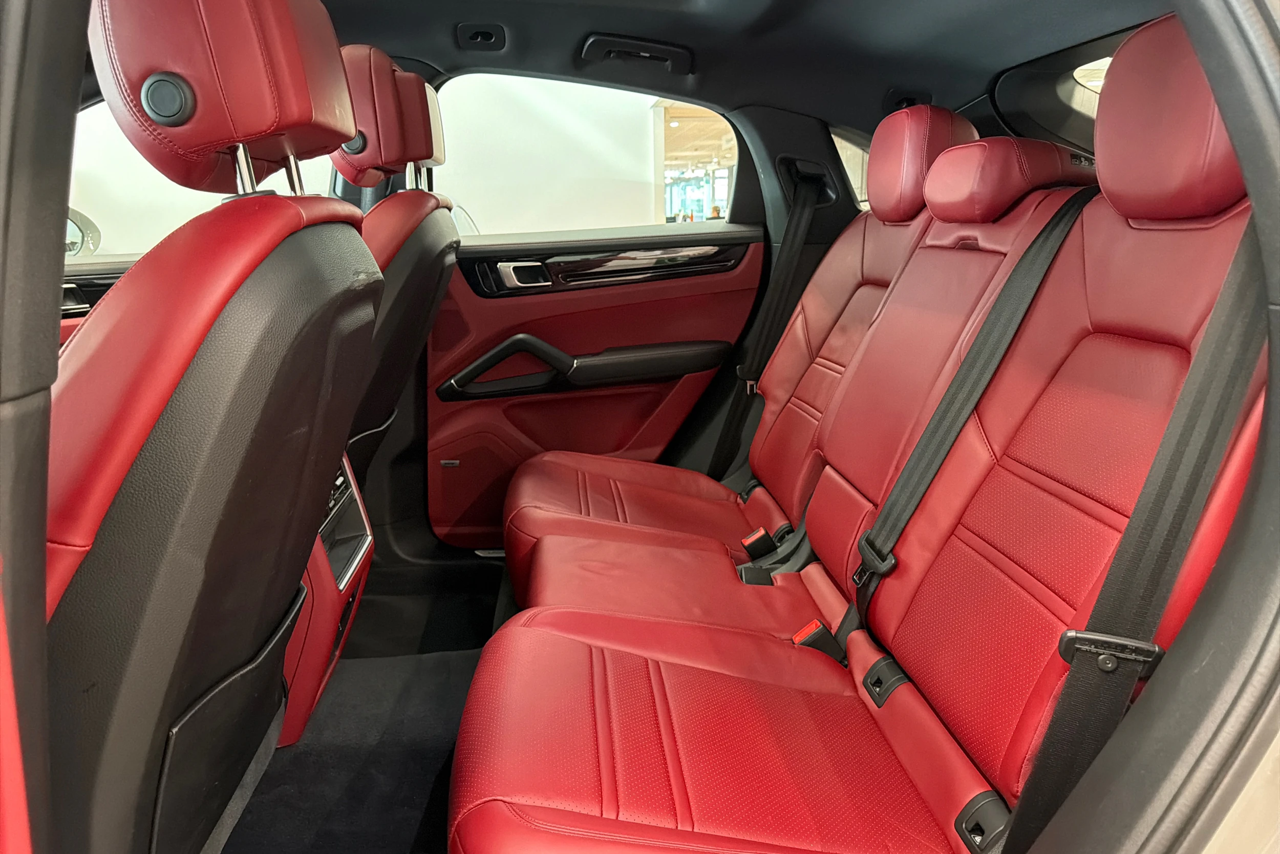 valkoinen Porsche Cayenne 2021 kuva 10.