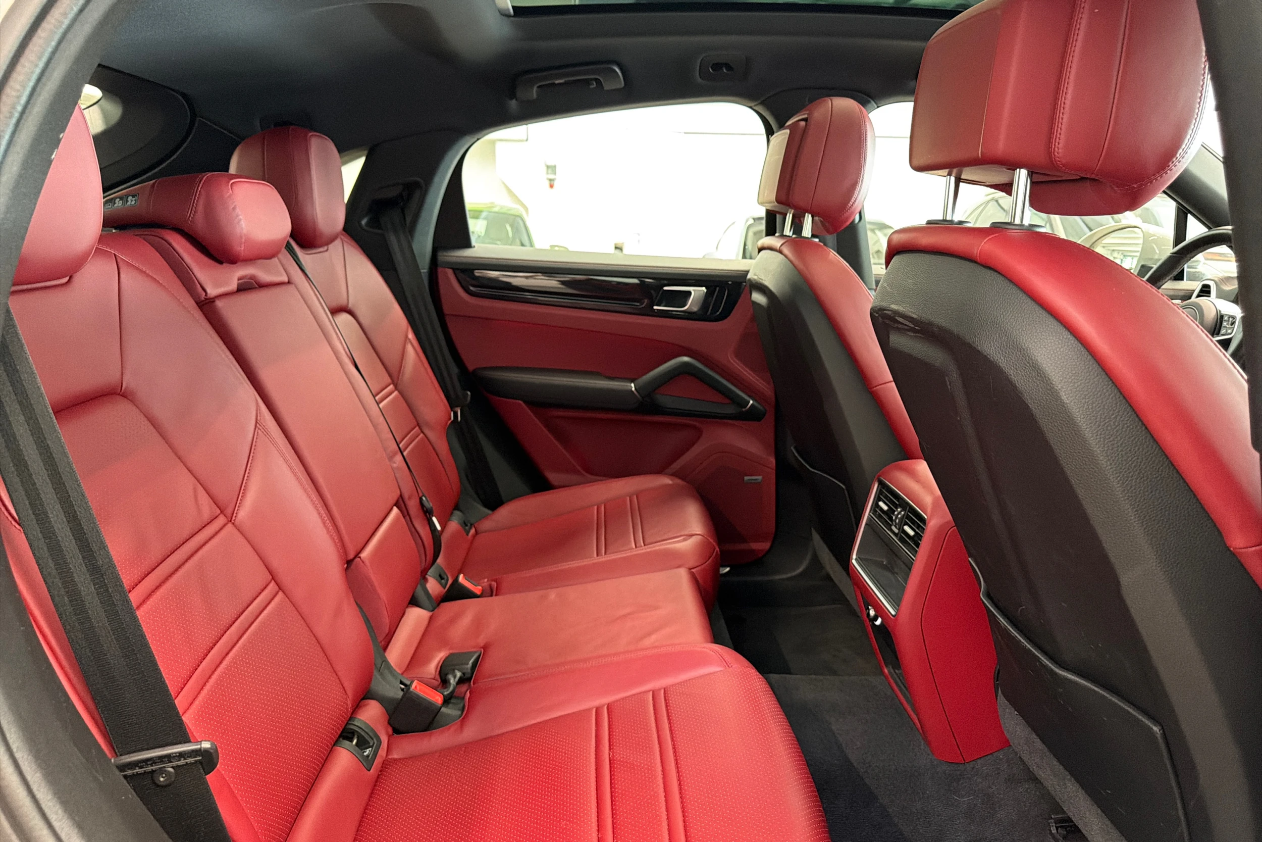 valkoinen Porsche Cayenne 2021 kuva 11.