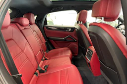 valkoinen Porsche Cayenne 2021 kuva 11.