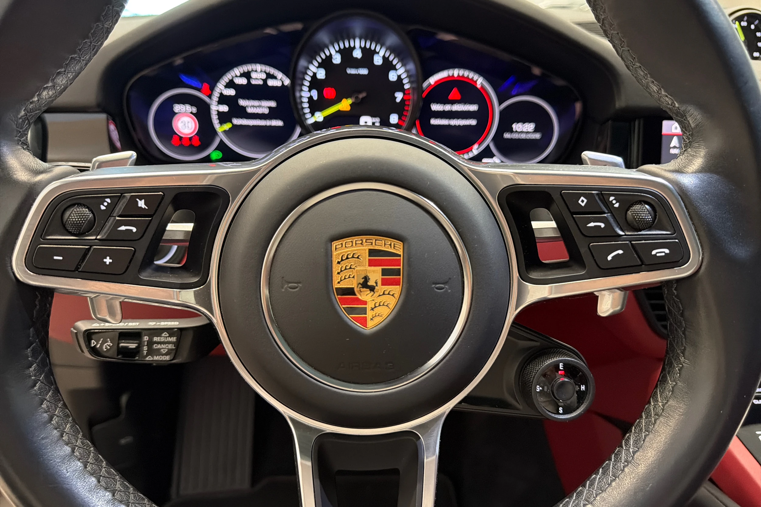 valkoinen Porsche Cayenne 2021 kuva 16.