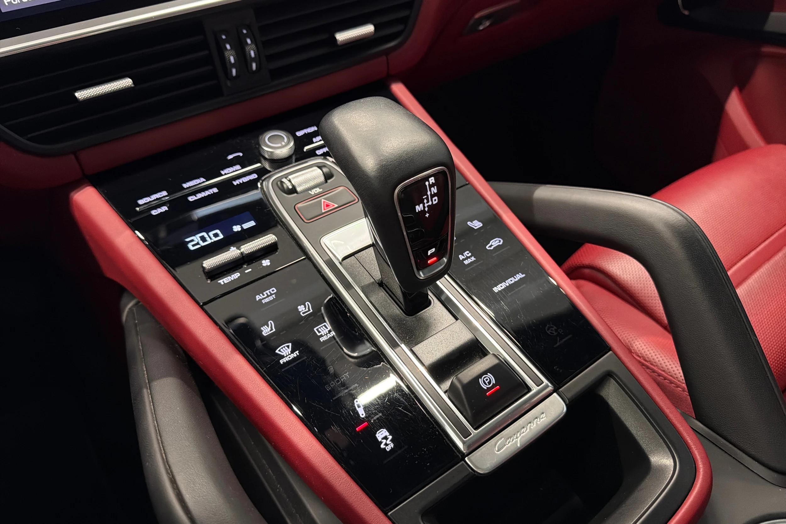 valkoinen Porsche Cayenne 2021 kuva 21.