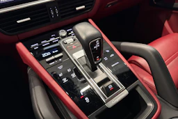 valkoinen Porsche Cayenne 2021 kuva 21.