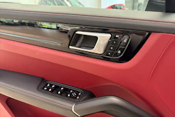 valkoinen Porsche Cayenne 2021 kuva 25.