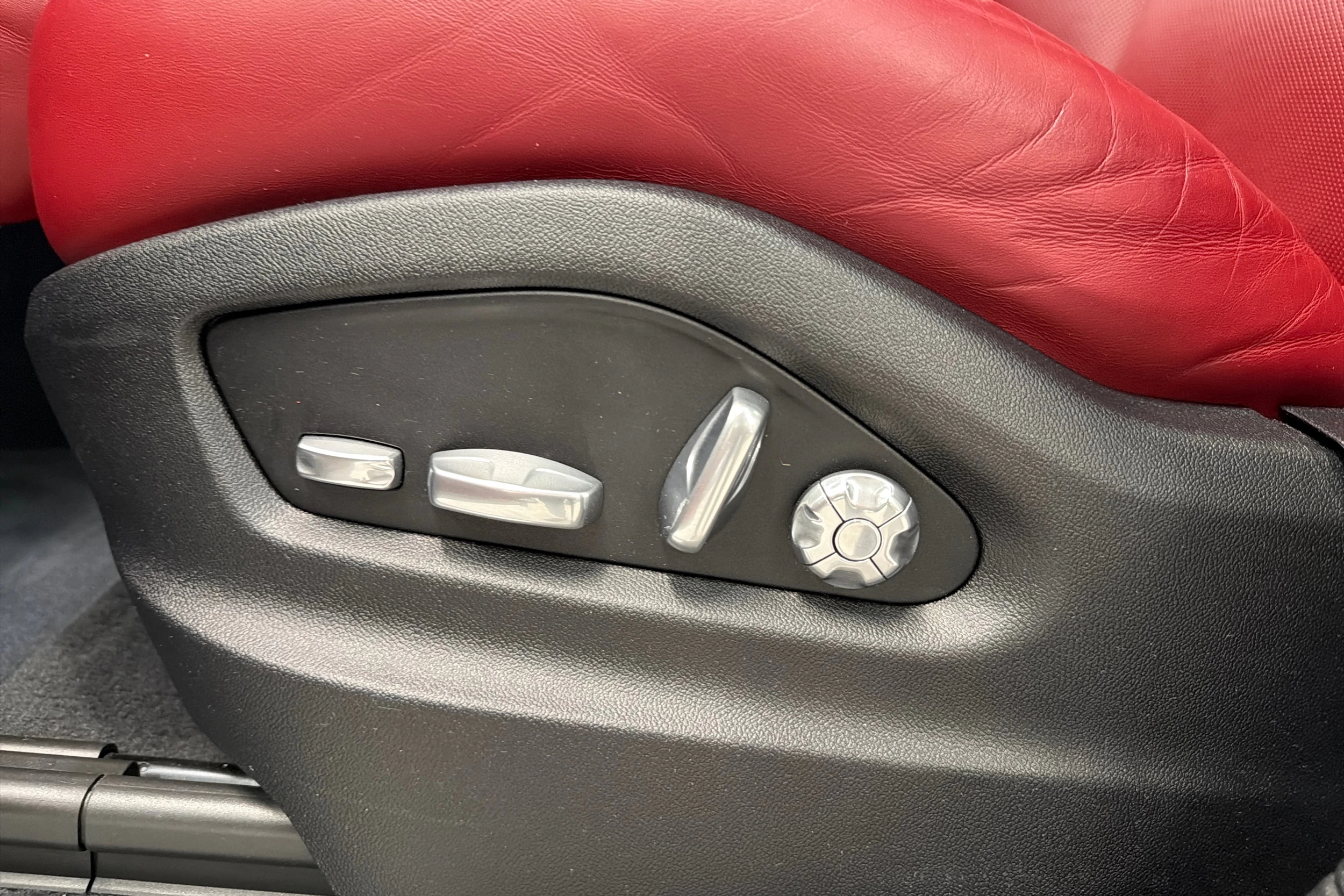 valkoinen Porsche Cayenne 2021 kuva 27.