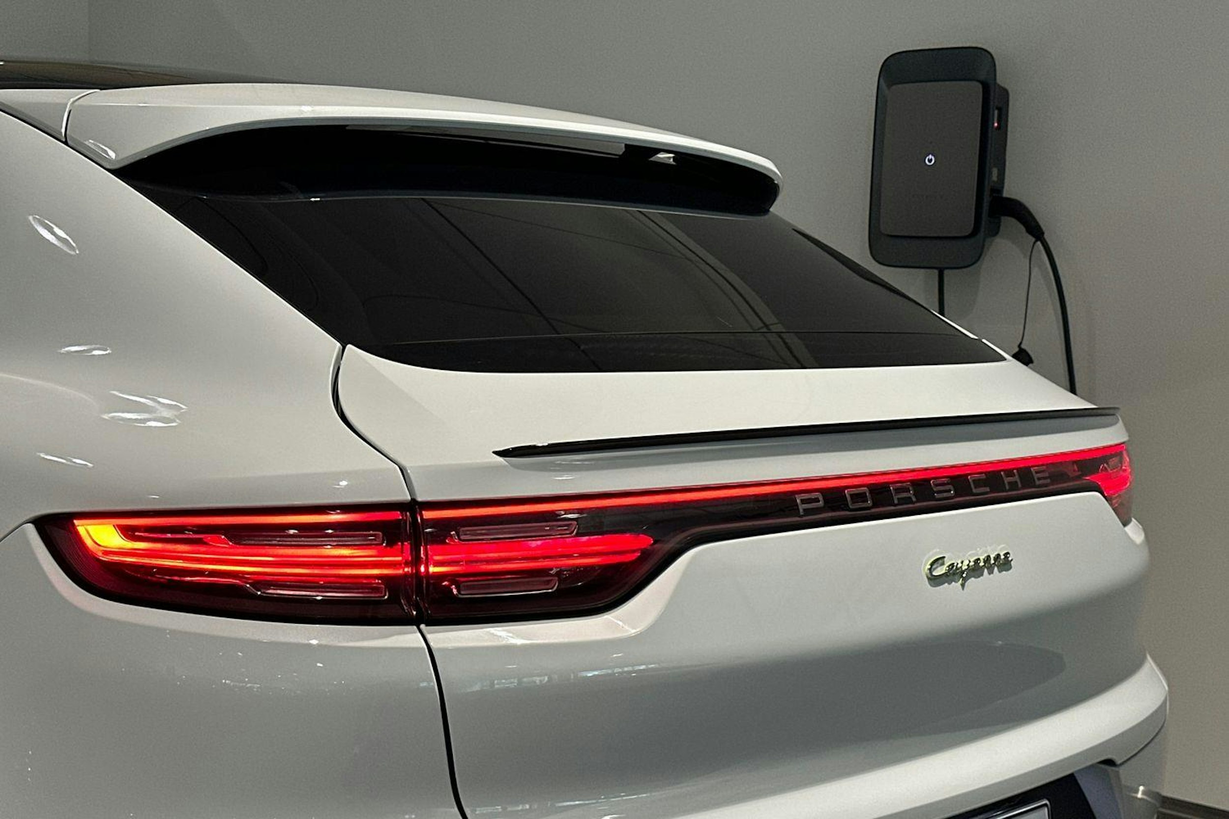 Valkoinen Porsche Cayenne 2021 kuva 23.