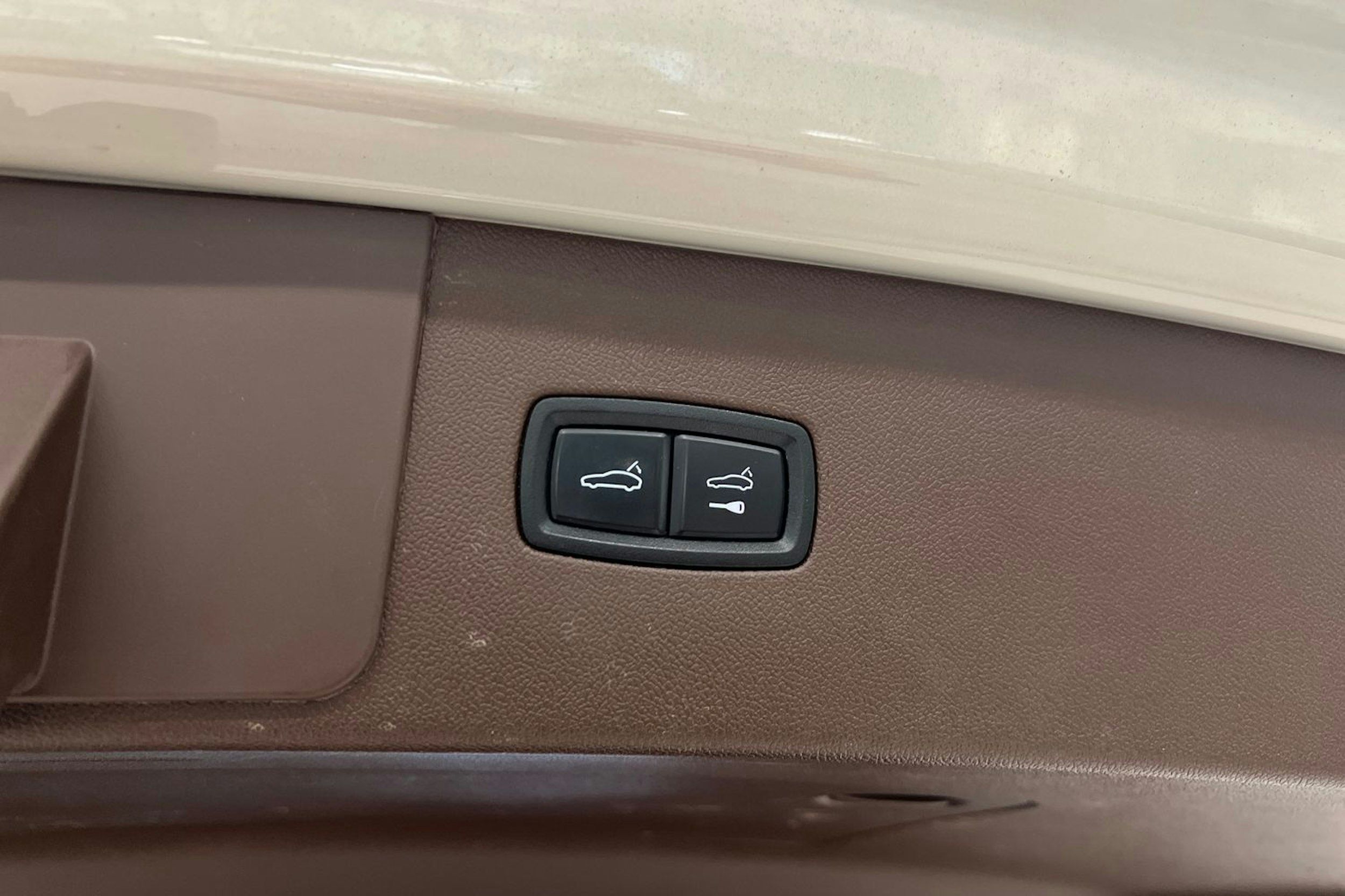 Ruskea (beige) Porsche Cayenne 2021 kuva 11.