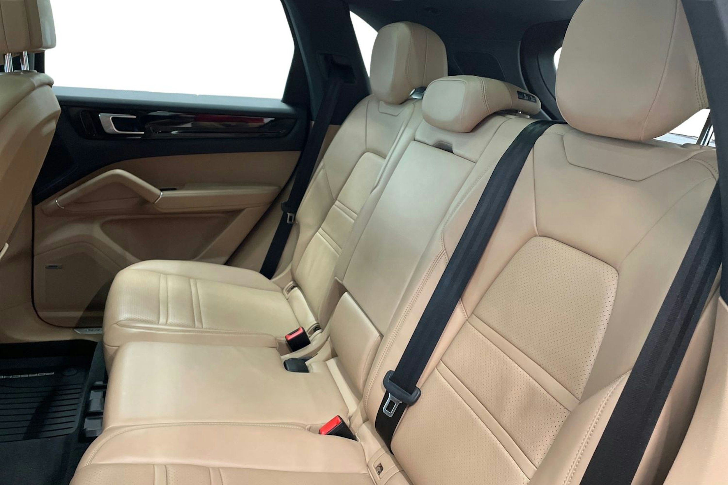 musta Porsche Cayenne 2021 kuva 8.