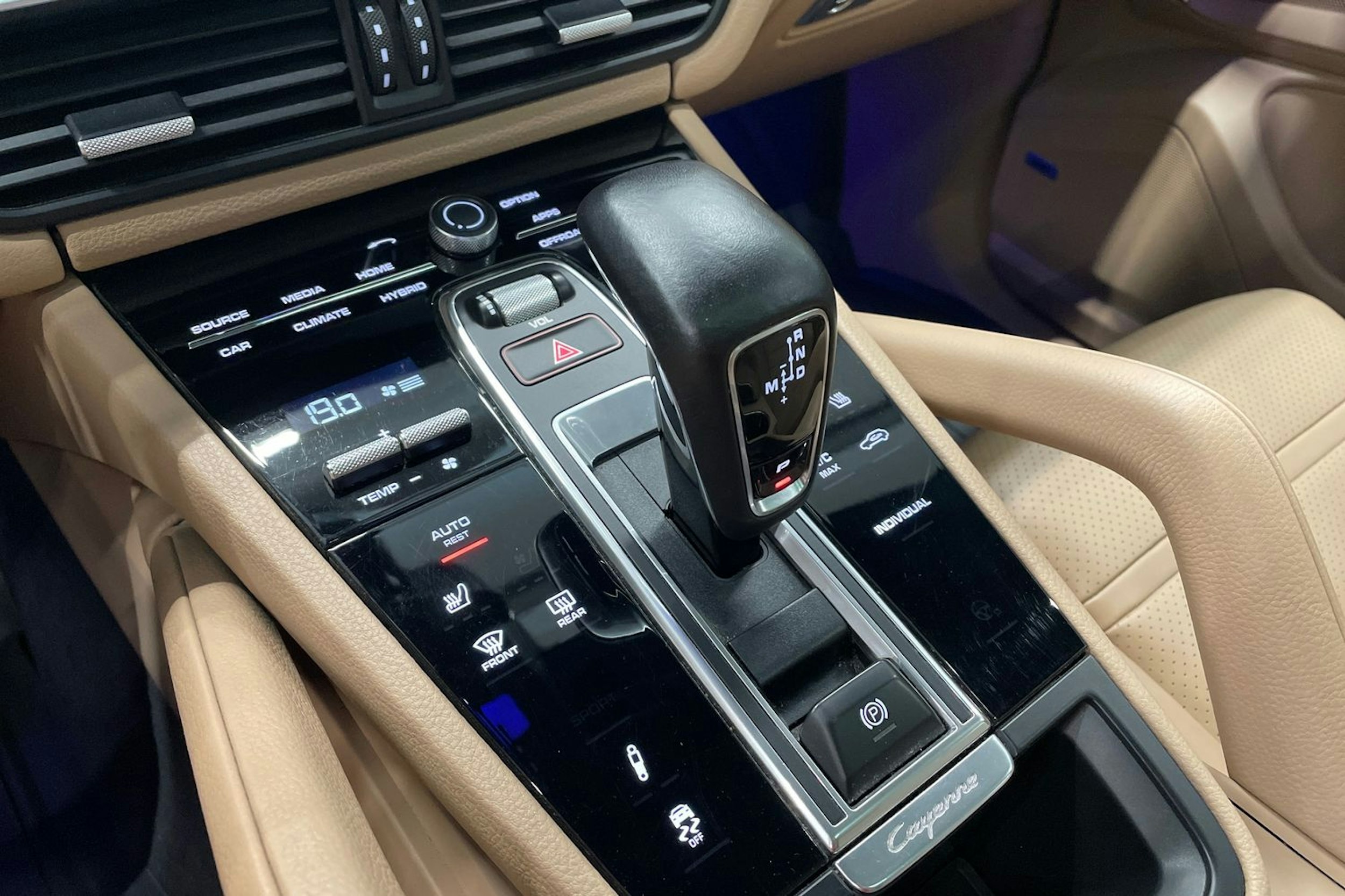 musta Porsche Cayenne 2021 kuva 14.