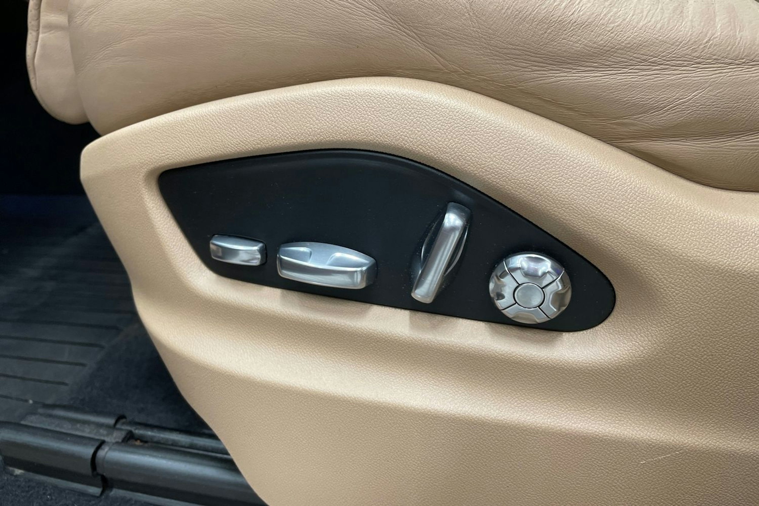 musta Porsche Cayenne 2021 kuva 15.