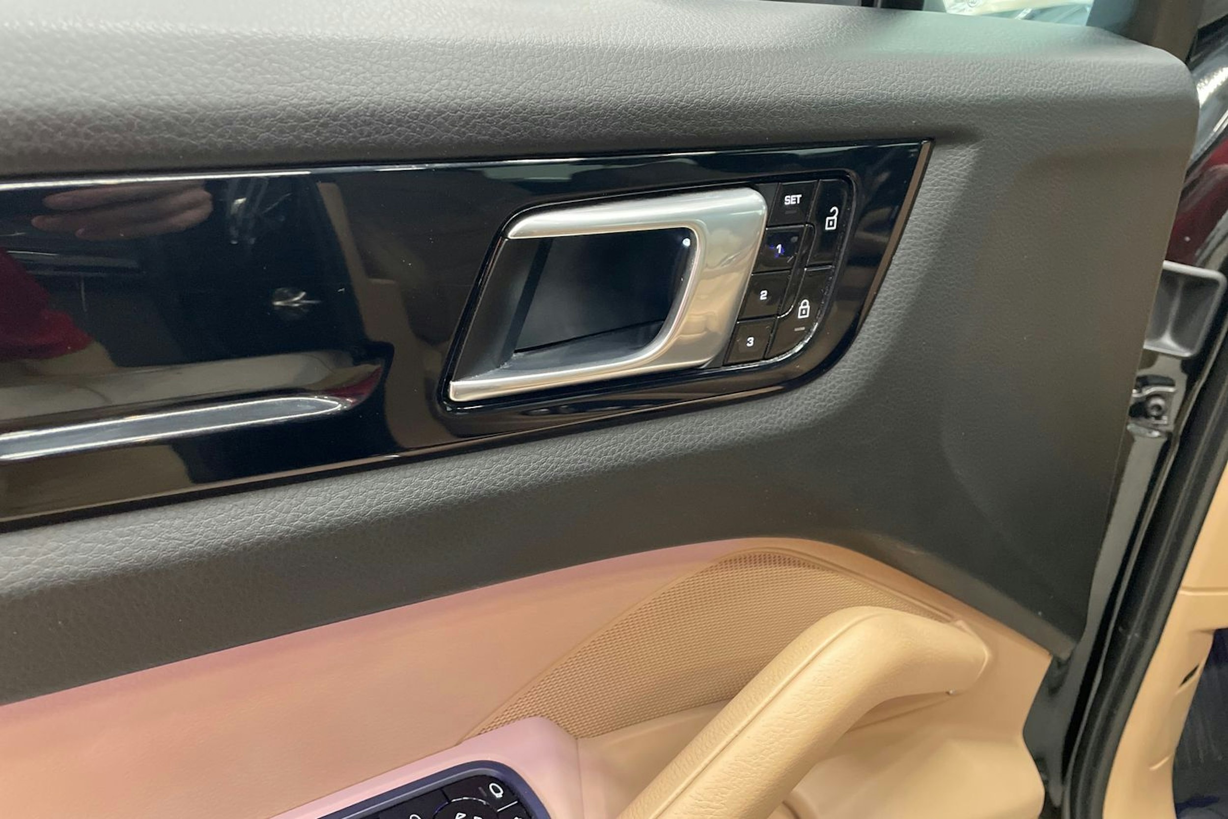 musta Porsche Cayenne 2021 kuva 18.