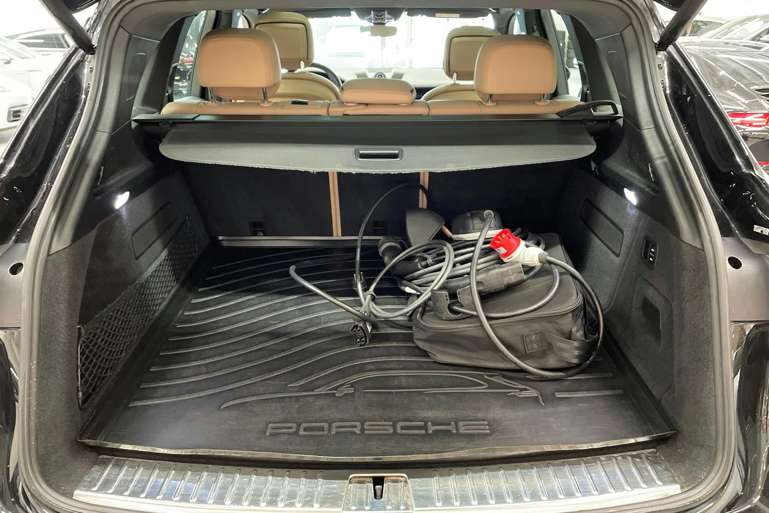 musta Porsche Cayenne 2021 kuva 19.