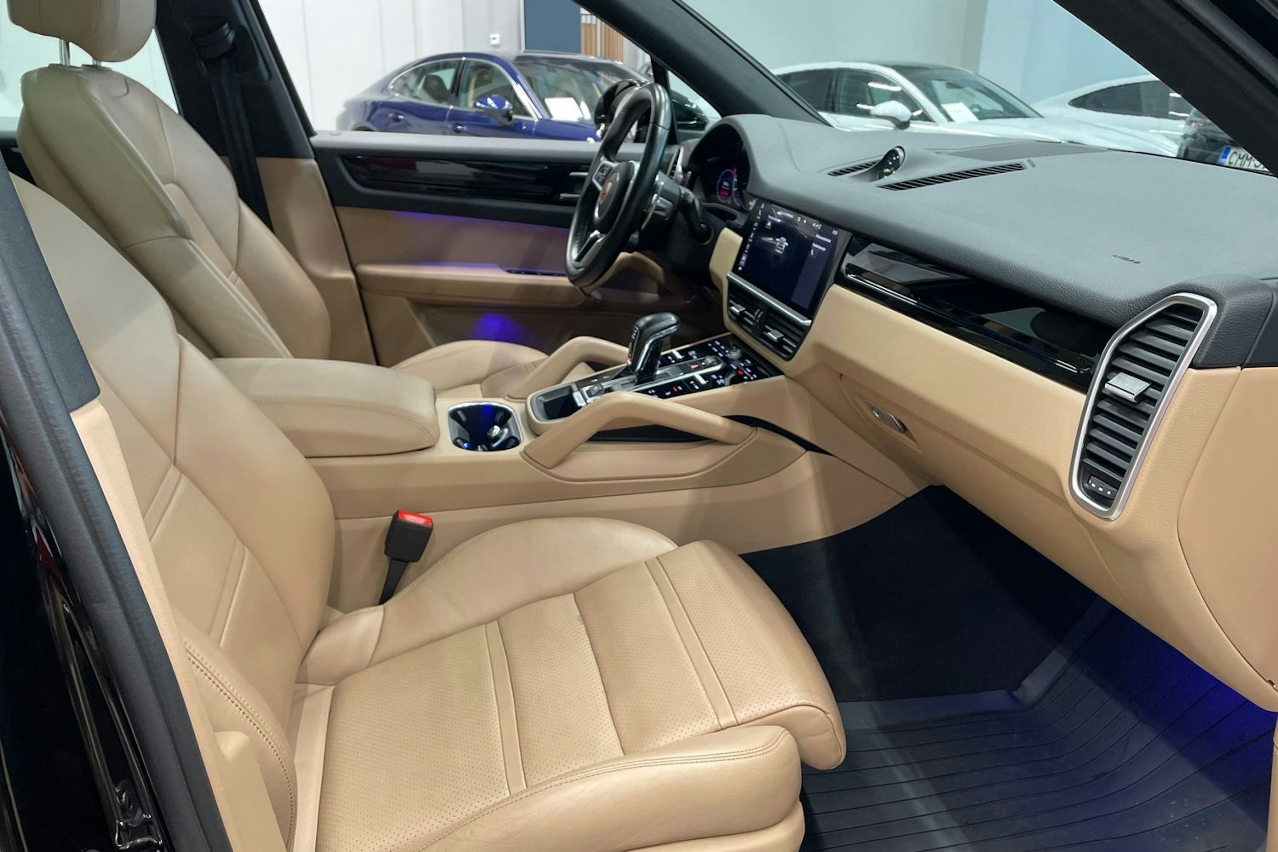 musta Porsche Cayenne 2021 kuva 21.