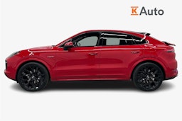 punainen Porsche Cayenne 2021 kuva 6.
