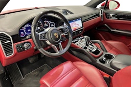 punainen Porsche Cayenne 2021 kuva 7.