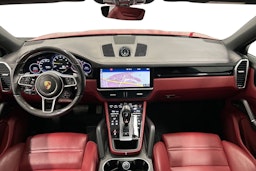 punainen Porsche Cayenne 2021 kuva 9.