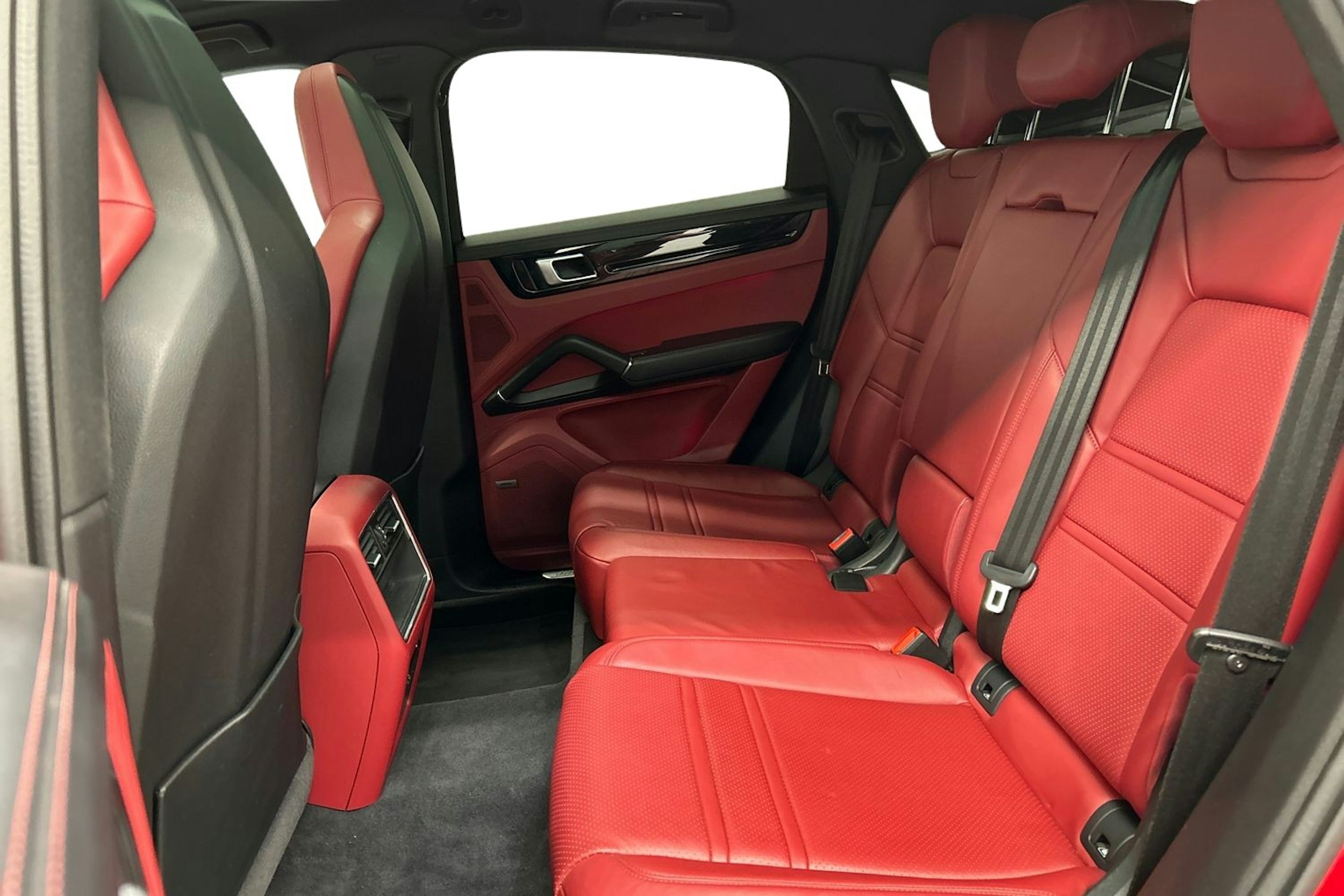 punainen Porsche Cayenne 2021 kuva 10.