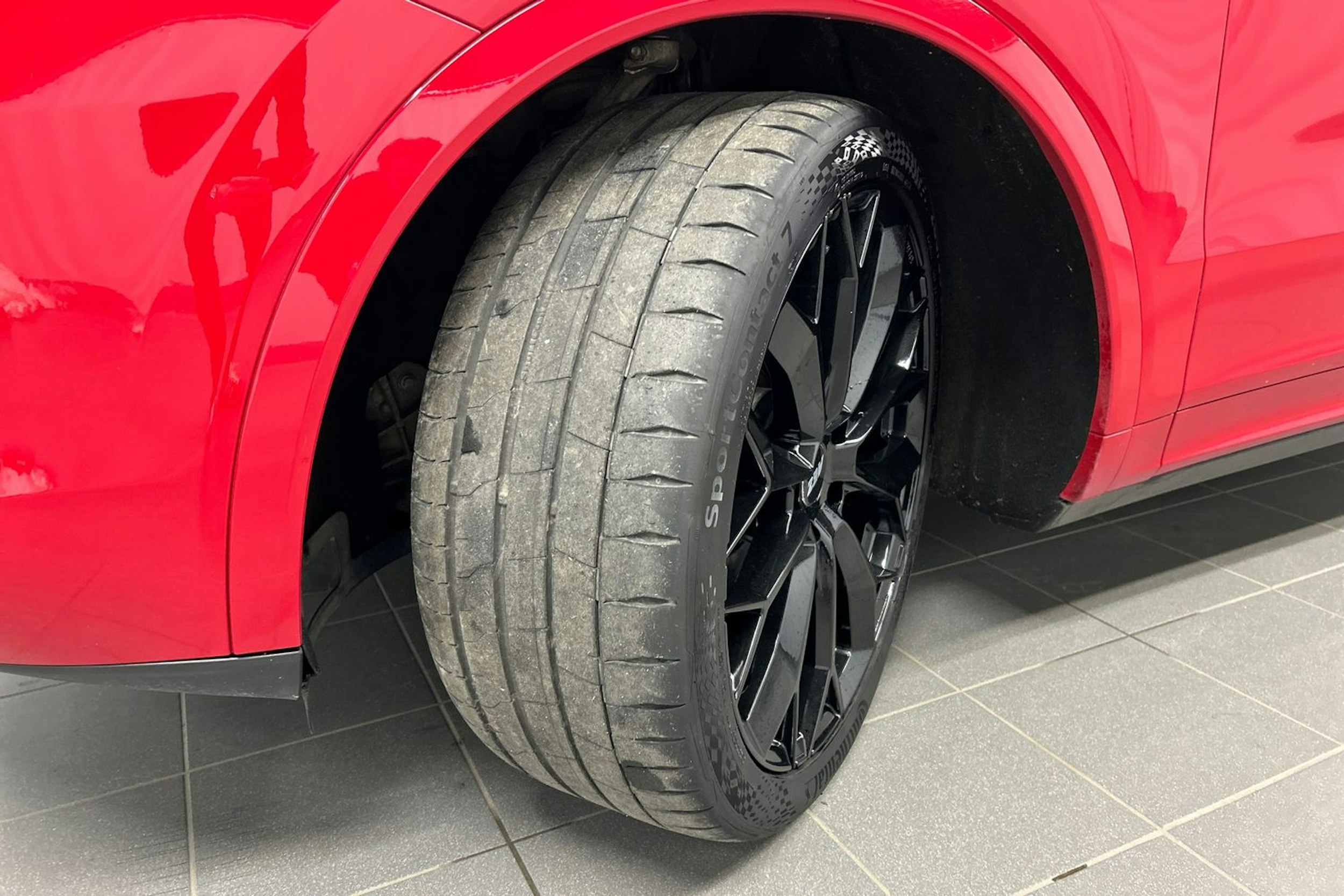 punainen Porsche Cayenne 2021 kuva 13.