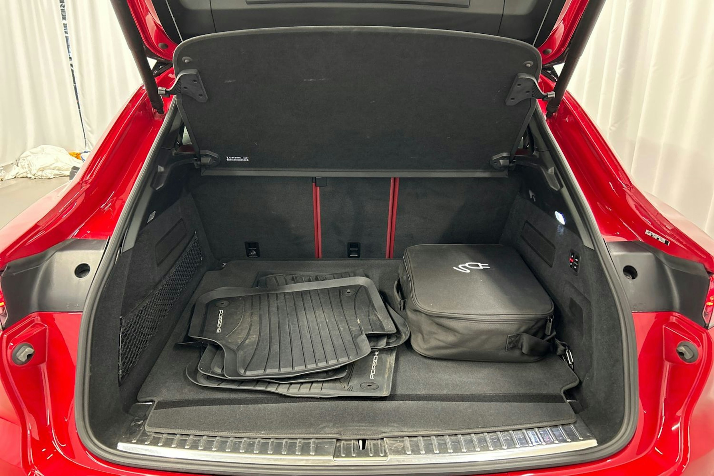 punainen Porsche Cayenne 2021 kuva 14.