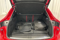 punainen Porsche Cayenne 2021 kuva 14.