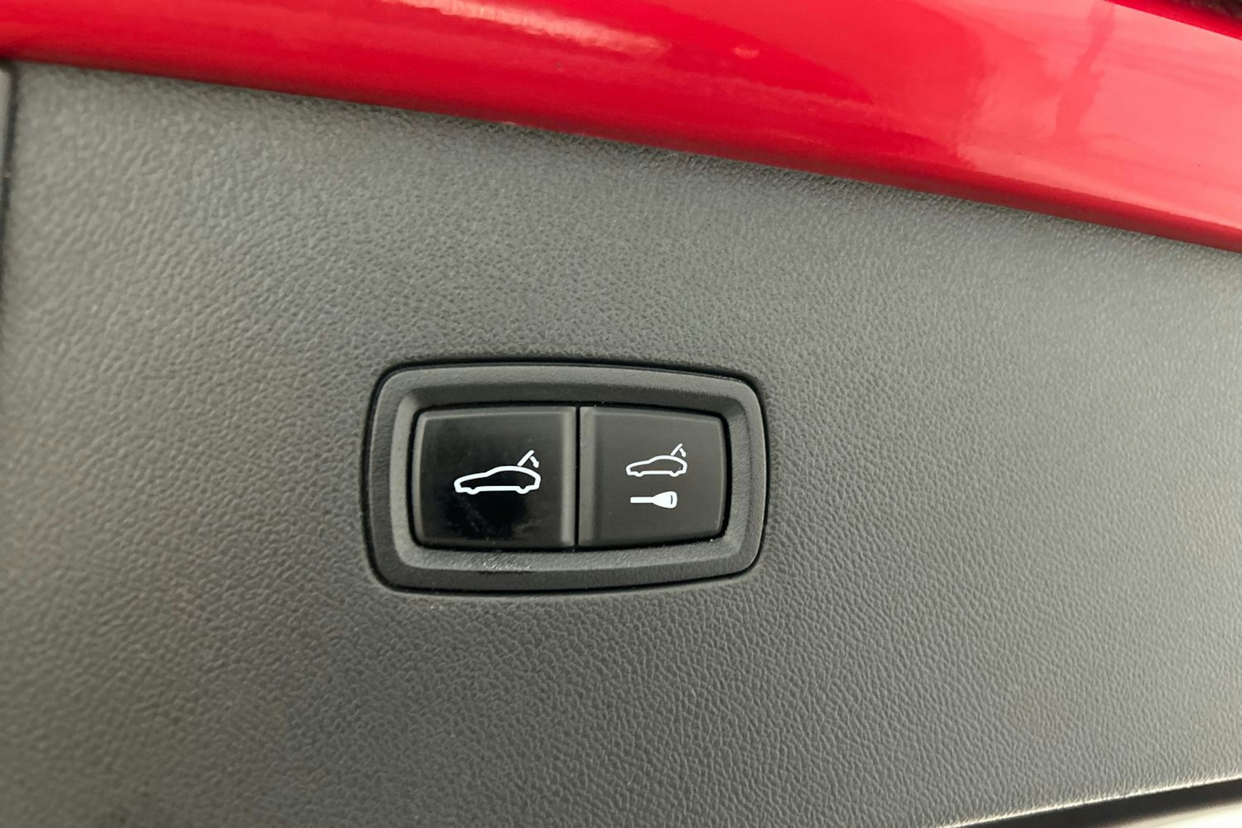 punainen Porsche Cayenne 2021 kuva 15.