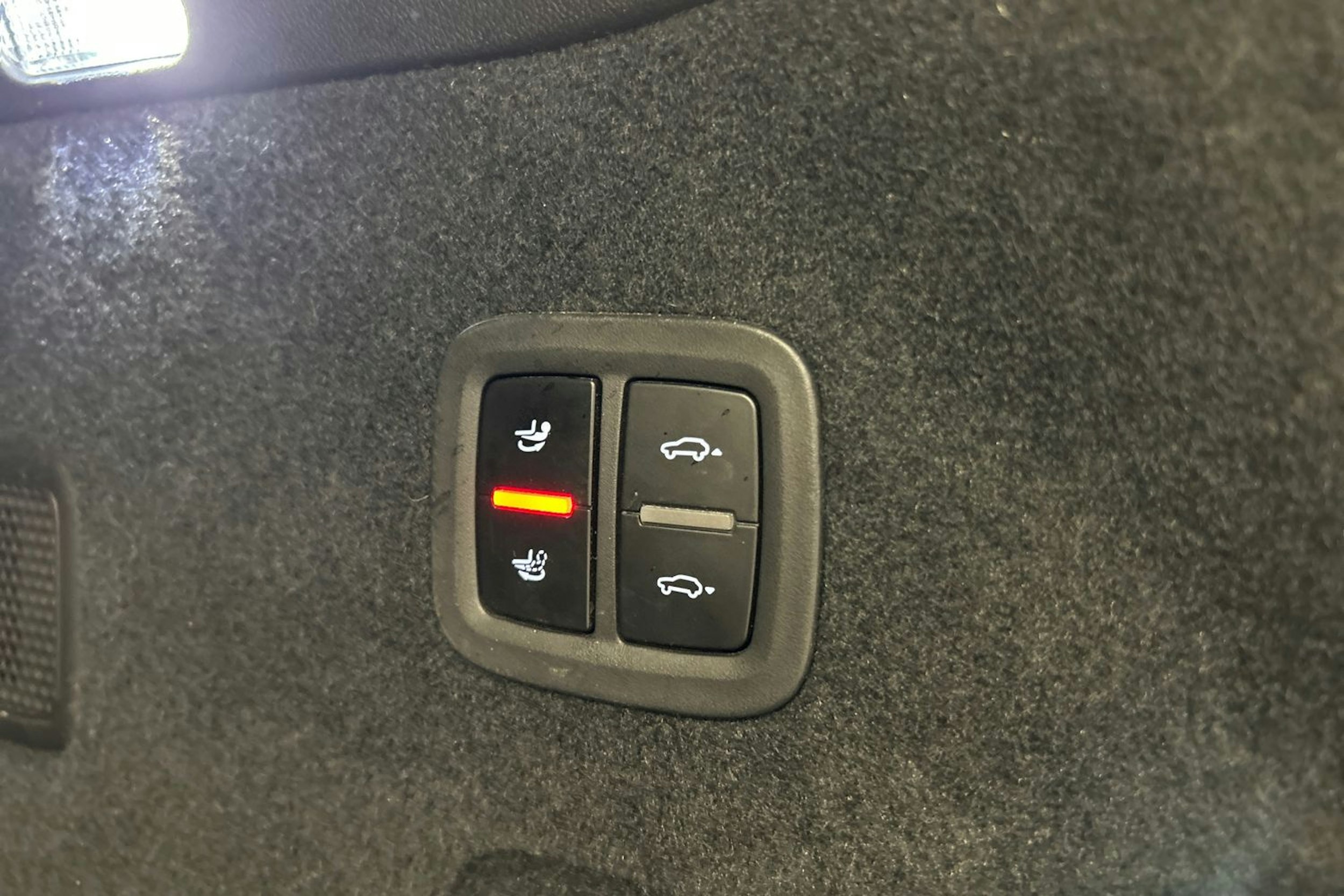 punainen Porsche Cayenne 2021 kuva 16.
