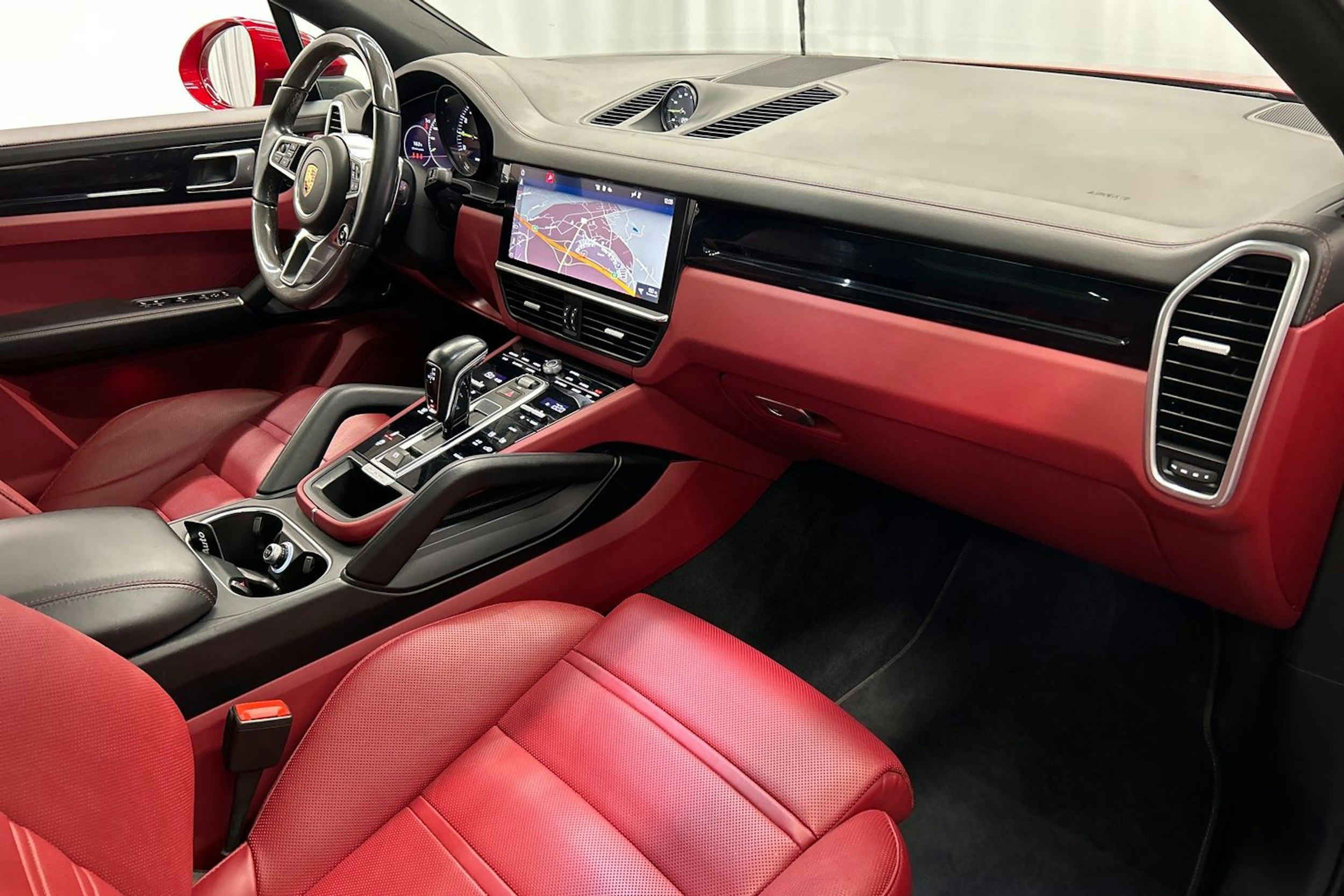 punainen Porsche Cayenne 2021 kuva 19.