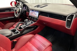 punainen Porsche Cayenne 2021 kuva 19.