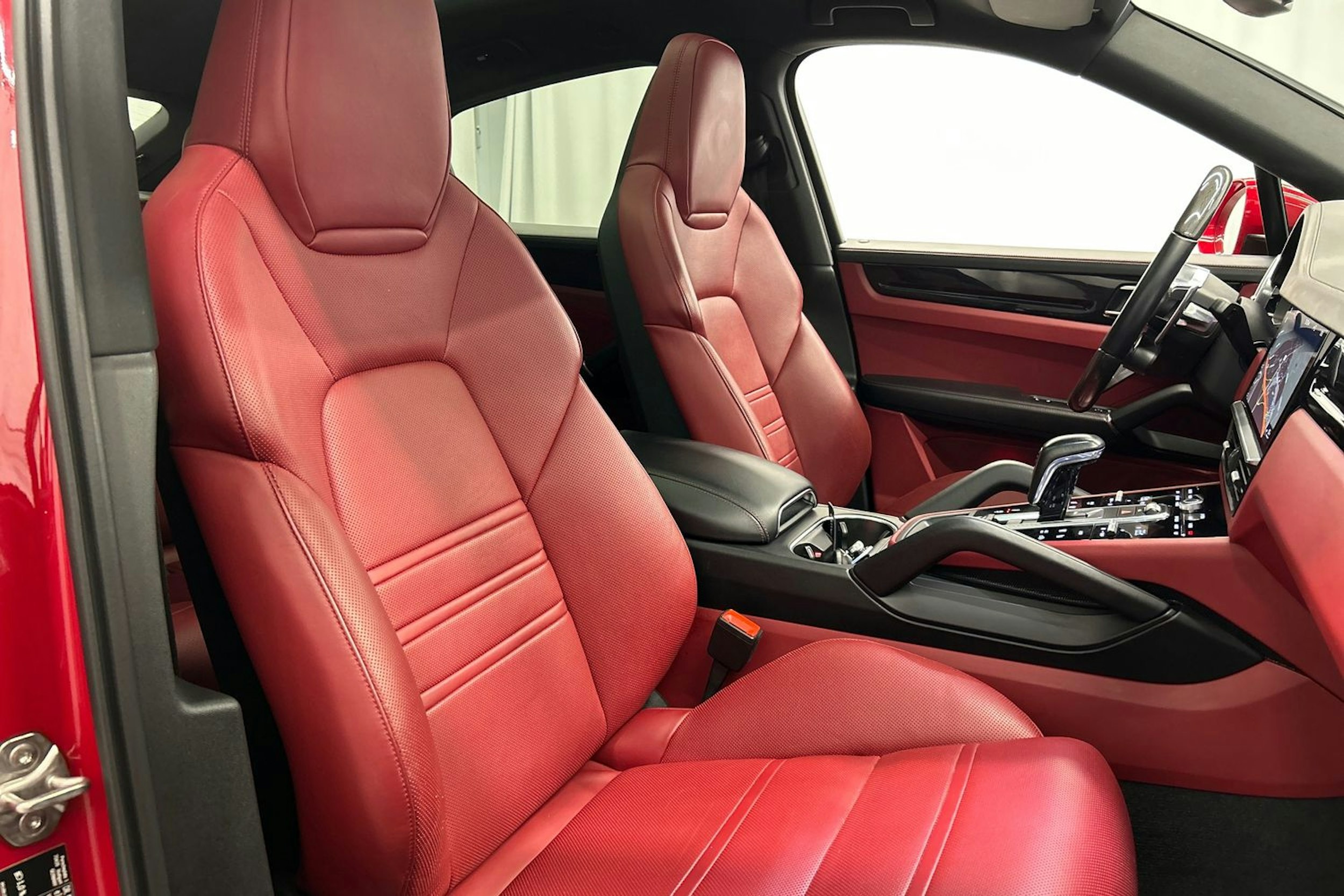 punainen Porsche Cayenne 2021 kuva 20.