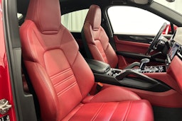 punainen Porsche Cayenne 2021 kuva 20.