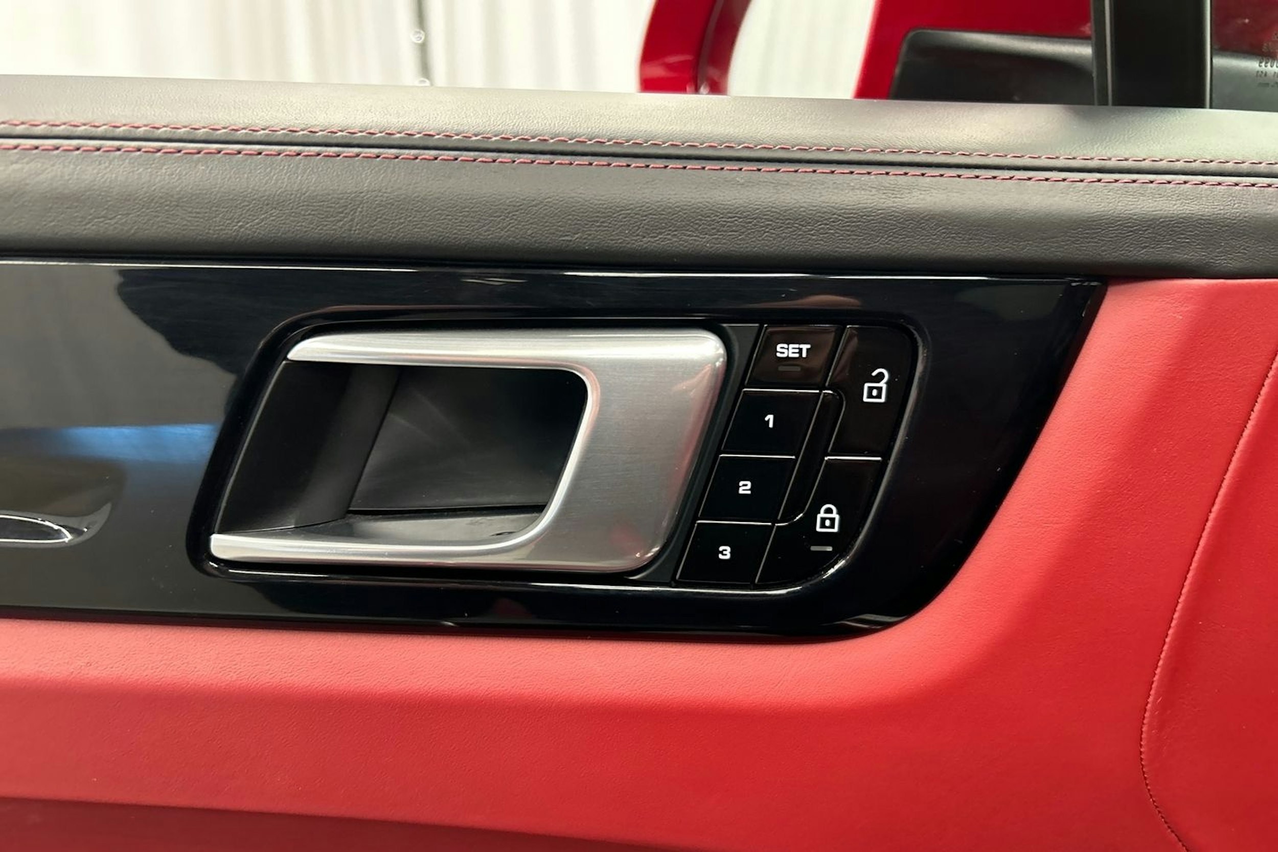 punainen Porsche Cayenne 2021 kuva 21.