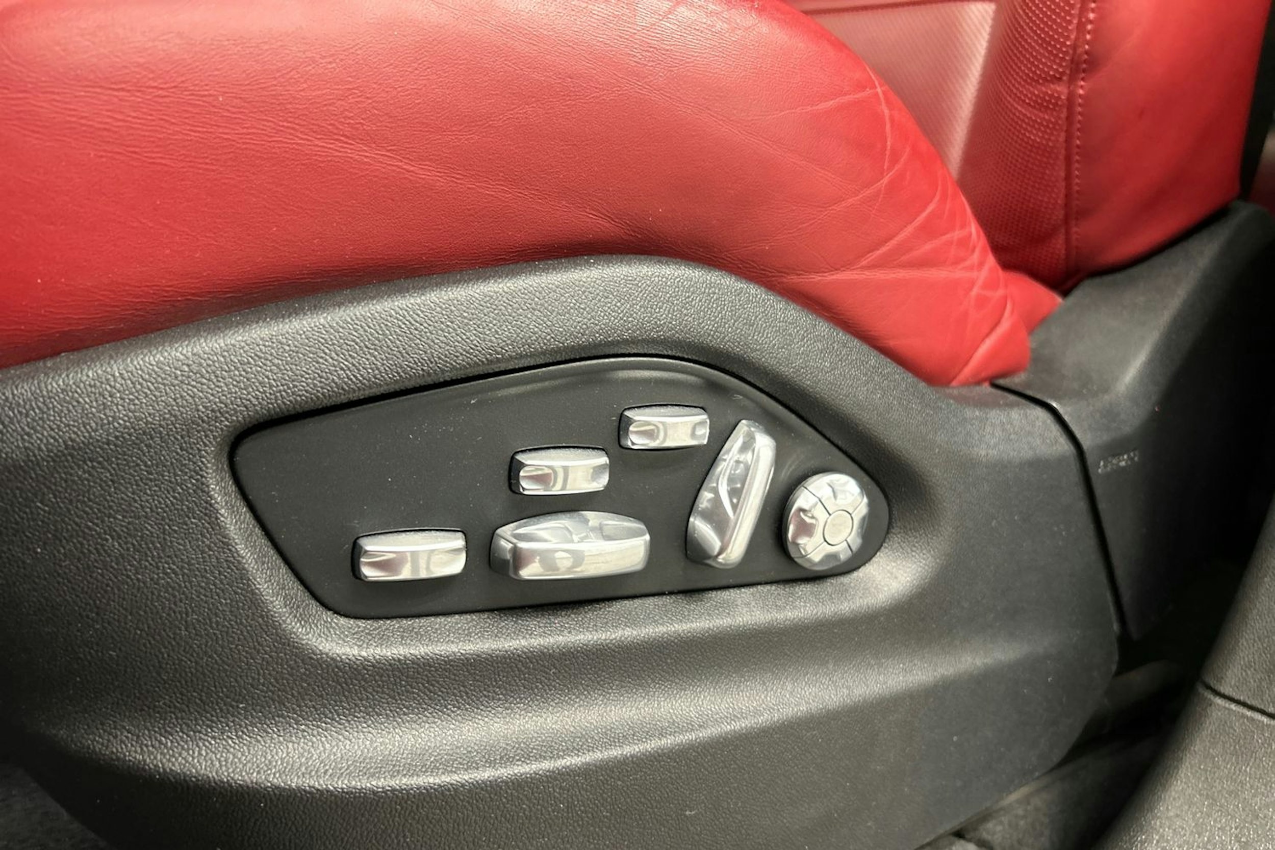punainen Porsche Cayenne 2021 kuva 23.