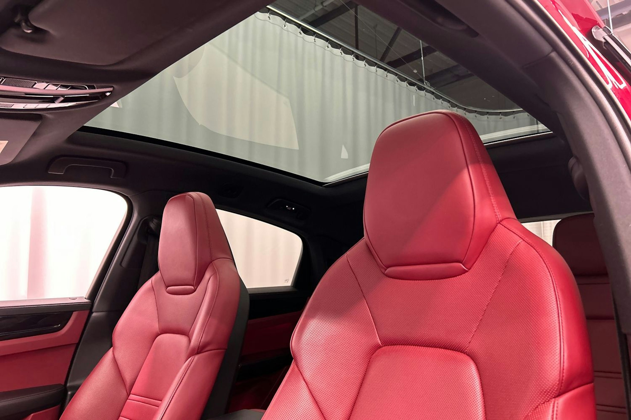 punainen Porsche Cayenne 2021 kuva 24.