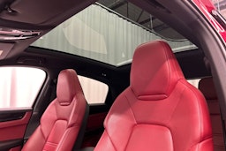 punainen Porsche Cayenne 2021 kuva 24.