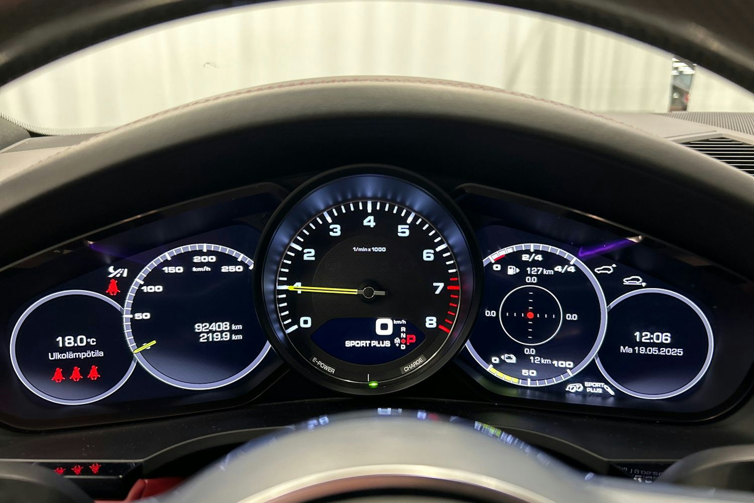 punainen Porsche Cayenne 2021 kuva 25.