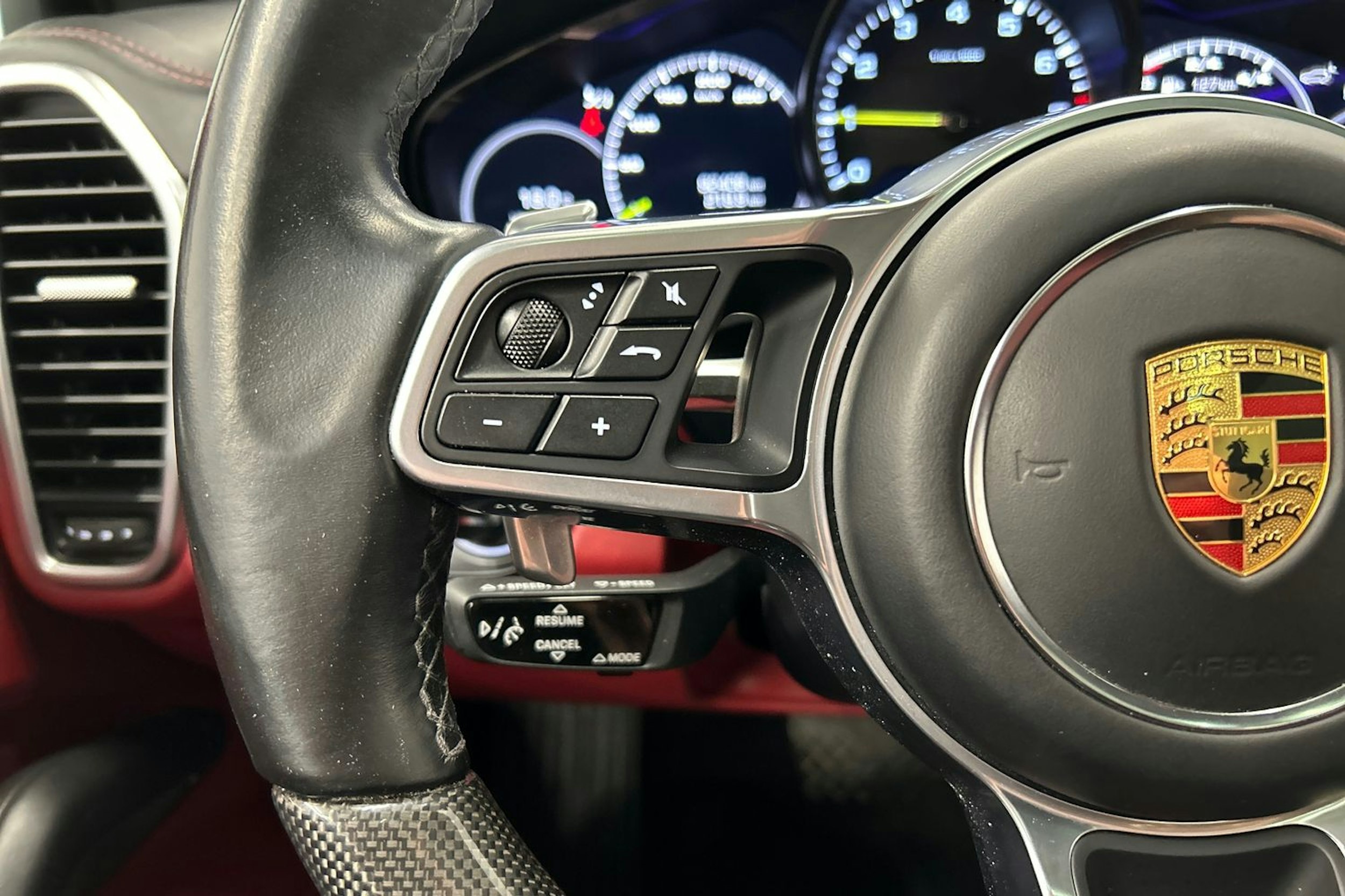 punainen Porsche Cayenne 2021 kuva 26.