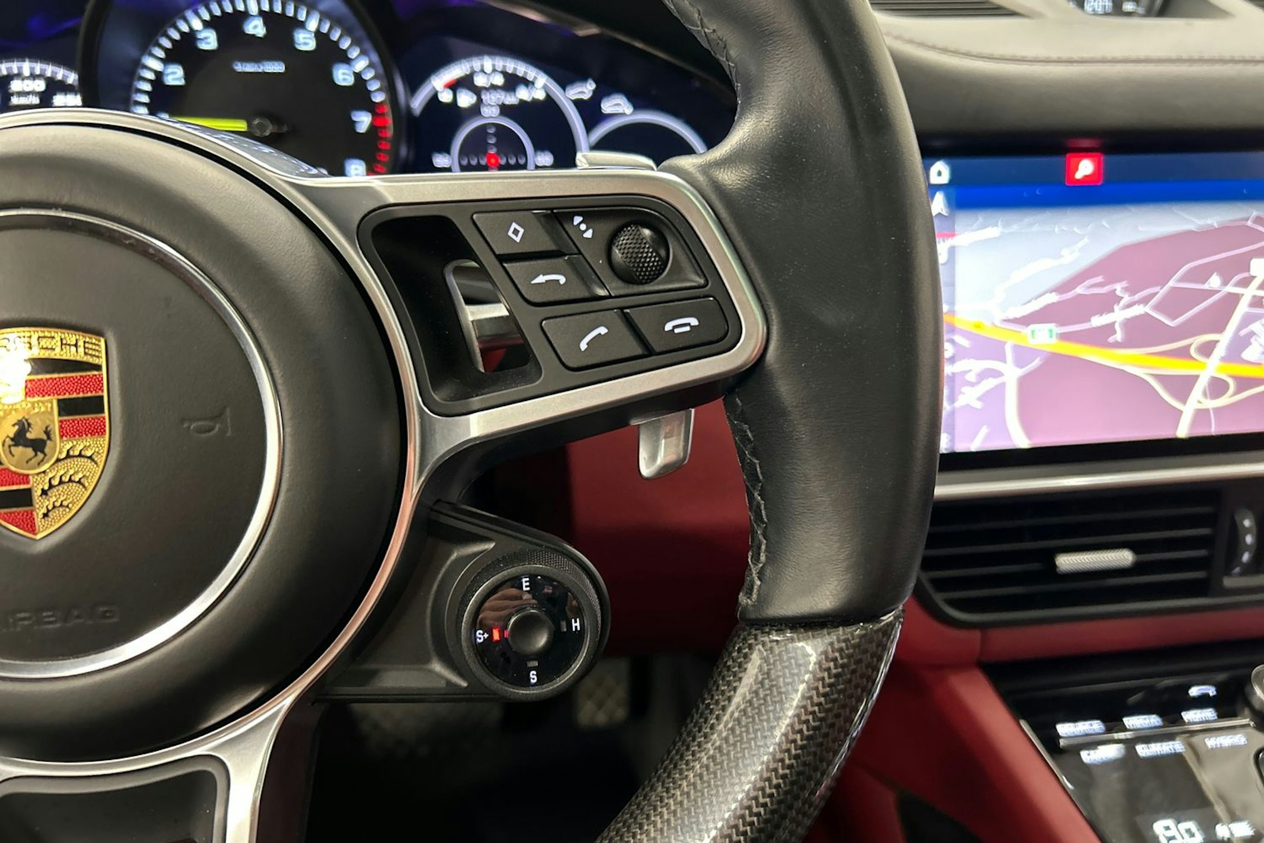 punainen Porsche Cayenne 2021 kuva 27.