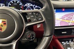 punainen Porsche Cayenne 2021 kuva 27.