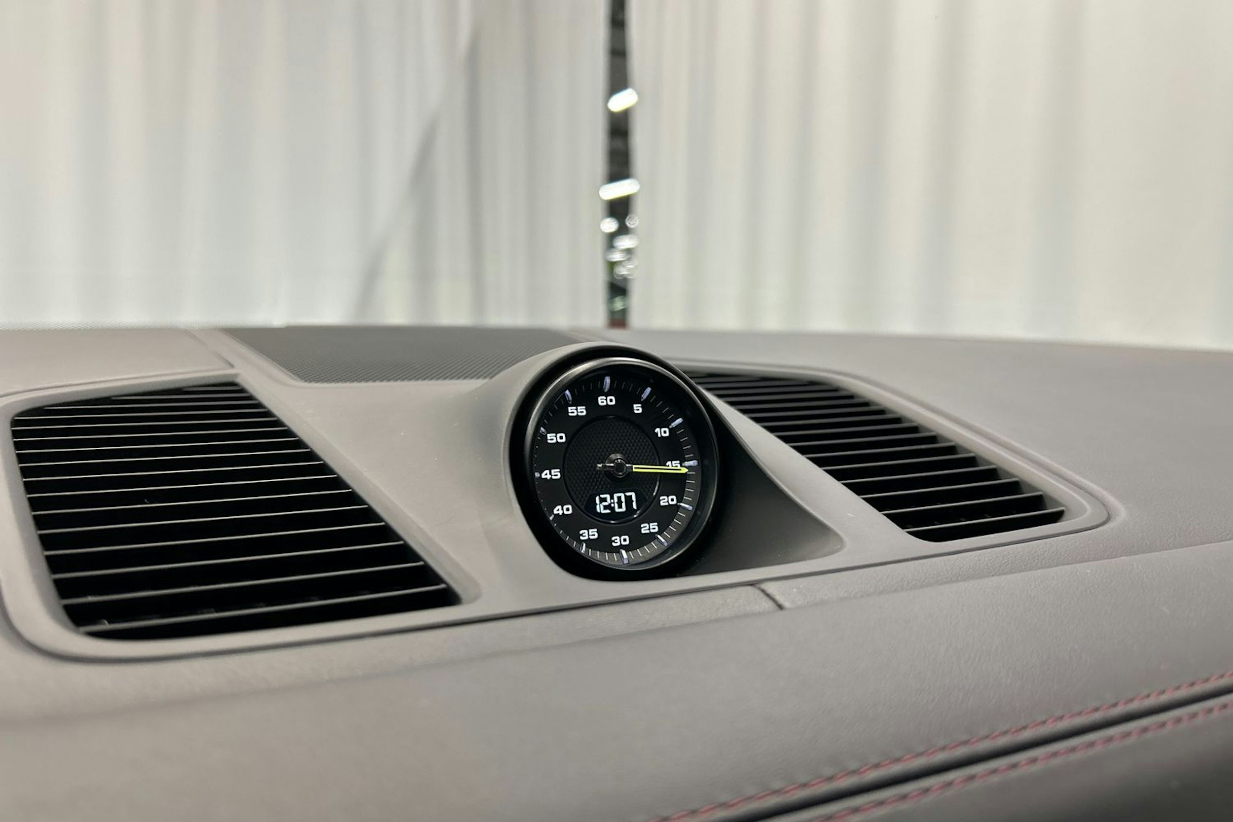 punainen Porsche Cayenne 2021 kuva 29.