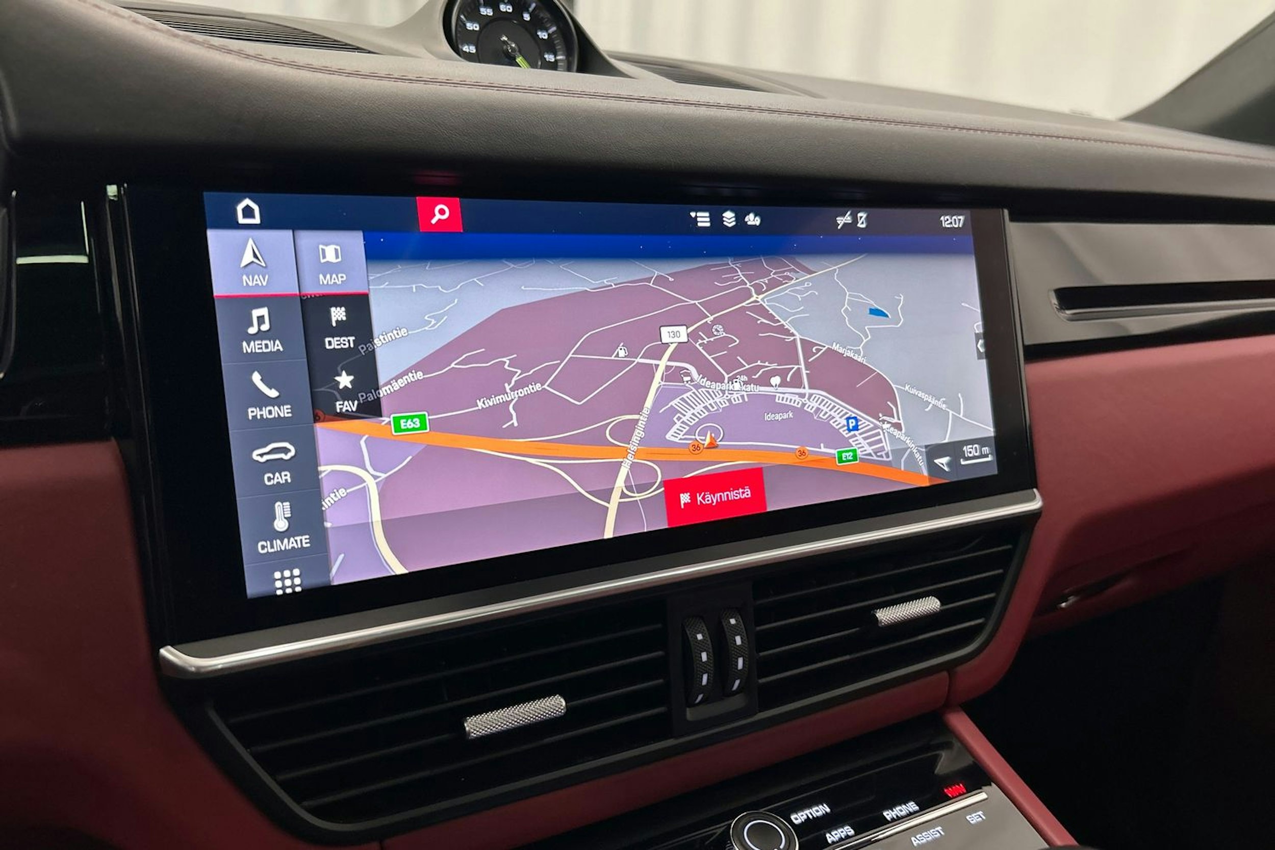 punainen Porsche Cayenne 2021 kuva 30.