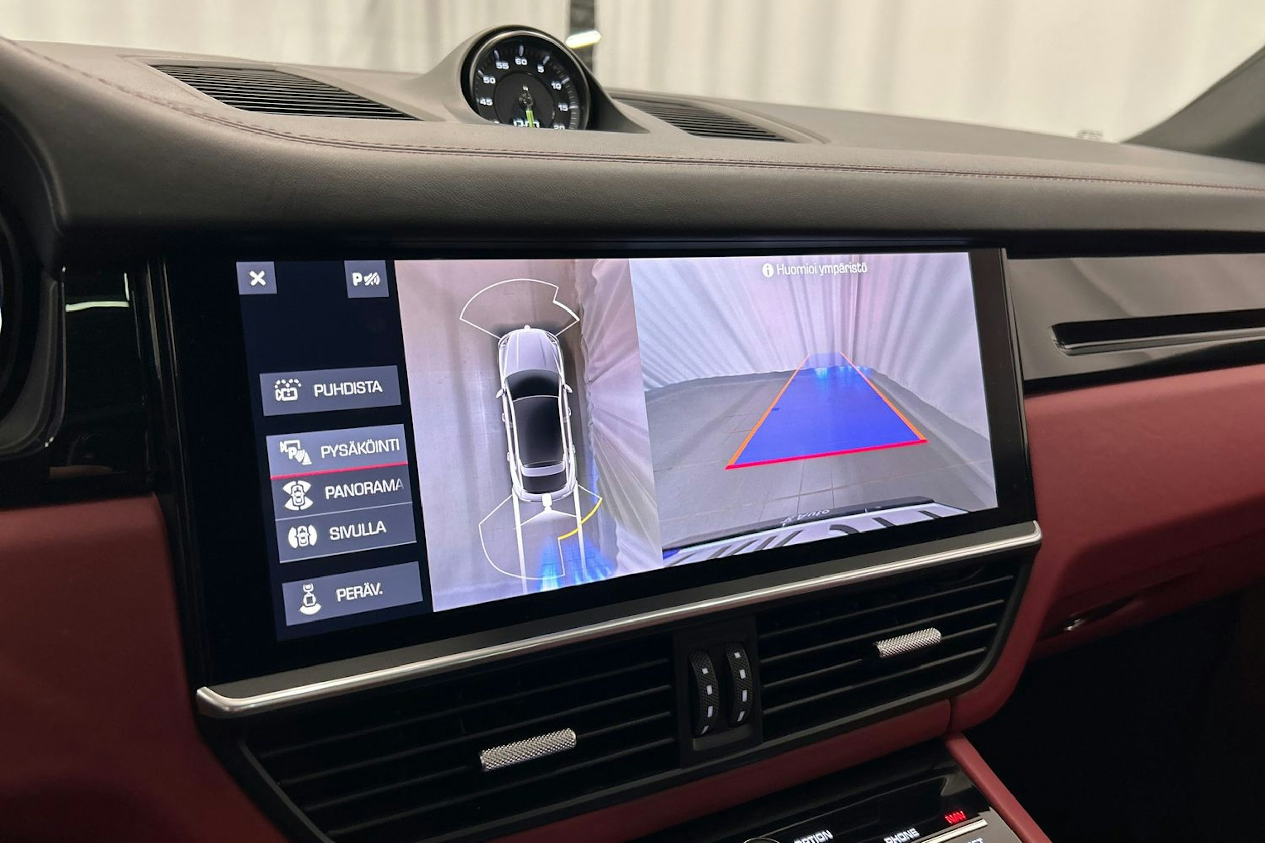 punainen Porsche Cayenne 2021 kuva 31.