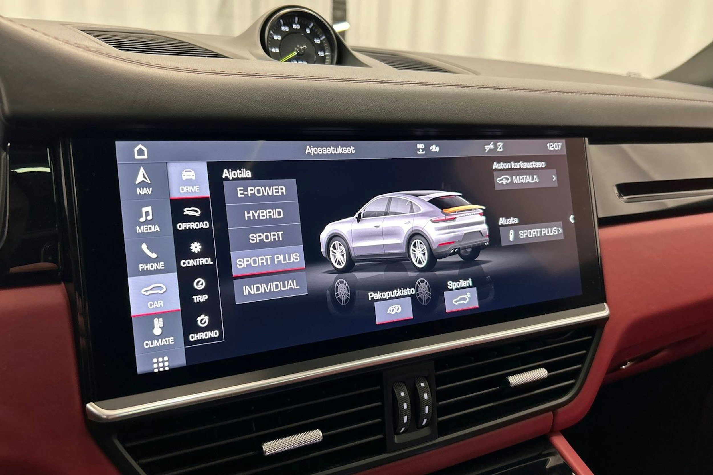 punainen Porsche Cayenne 2021 kuva 32.