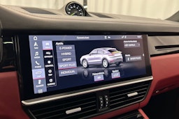 punainen Porsche Cayenne 2021 kuva 32.
