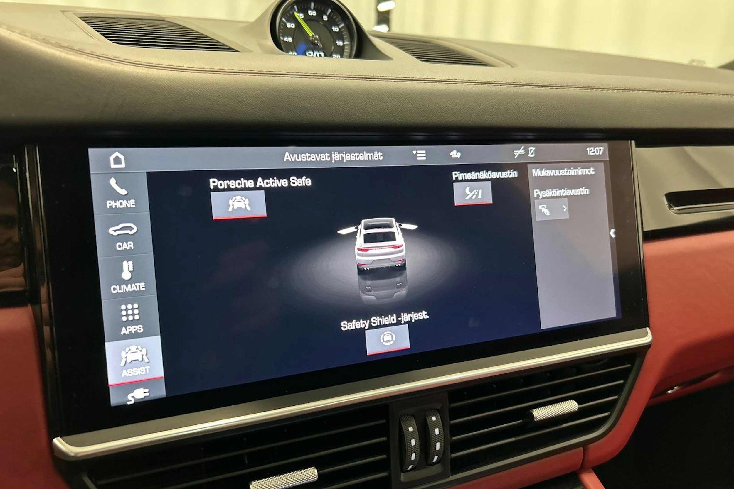punainen Porsche Cayenne 2021 kuva 33.