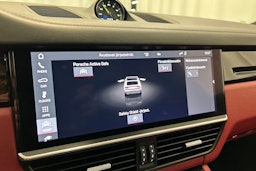 punainen Porsche Cayenne 2021 kuva 33.