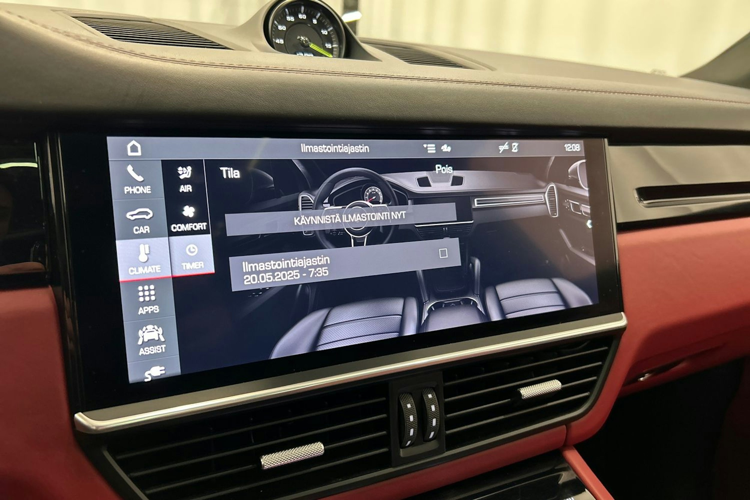 punainen Porsche Cayenne 2021 kuva 34.