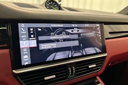 punainen Porsche Cayenne 2021 kuva 34.